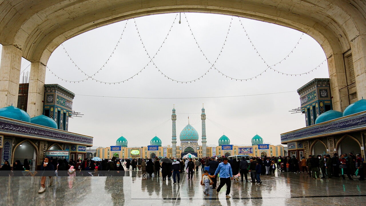 حال و هوای بارانی مسجد جمکران در نیمه شعبان