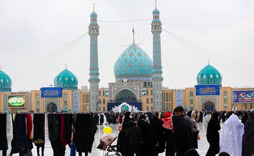 حال و هوای بارانی مسجد جمکران در نیمه شعبان