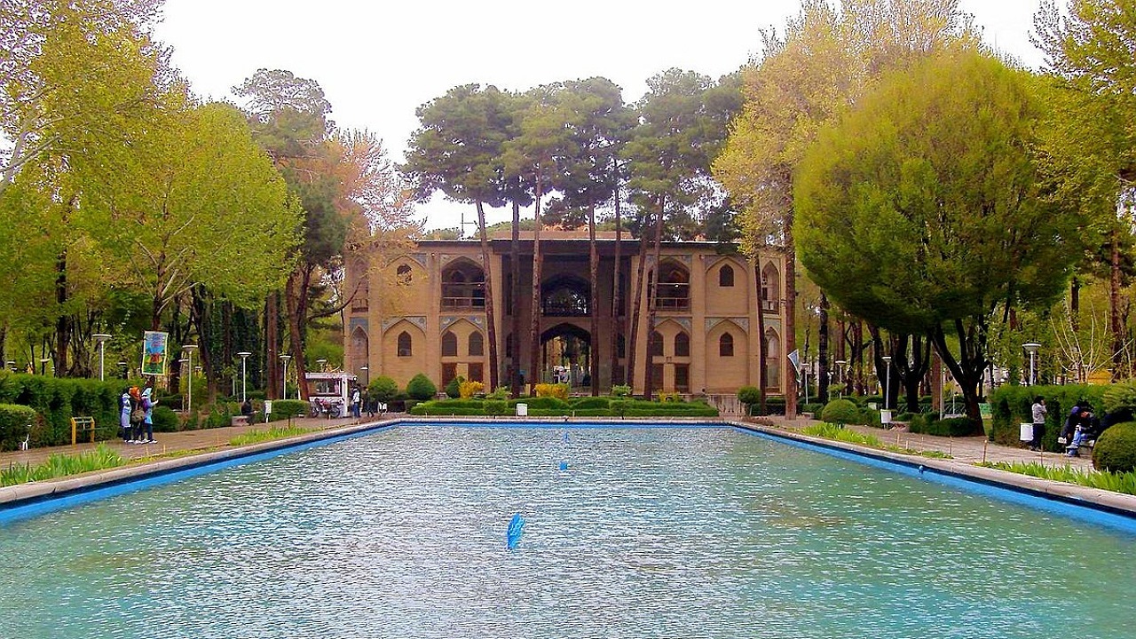 هشت بهشت، گذر صنایع دستی می‌شود