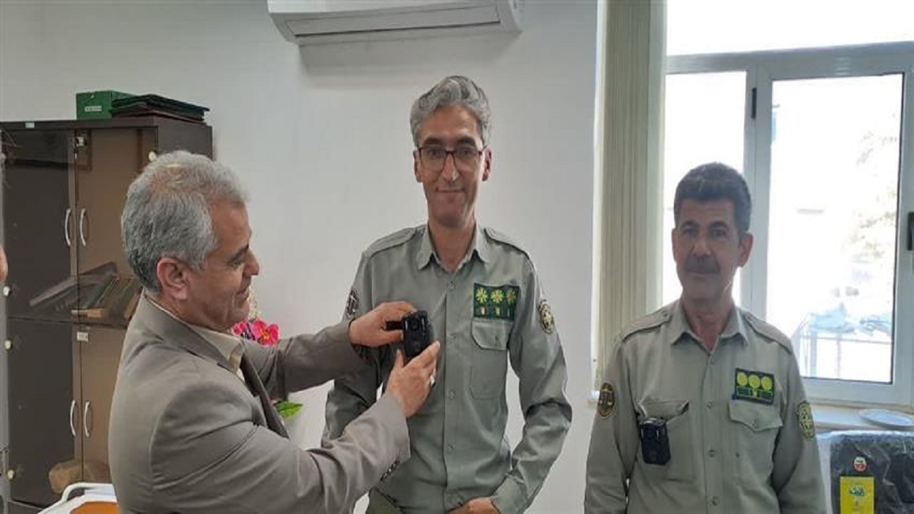 نصب دوربین روی لباس محیط بانان طبس