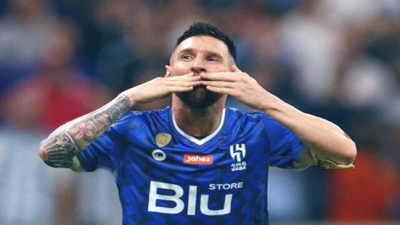 پیراهن الهلال بر تن لیونل مسی