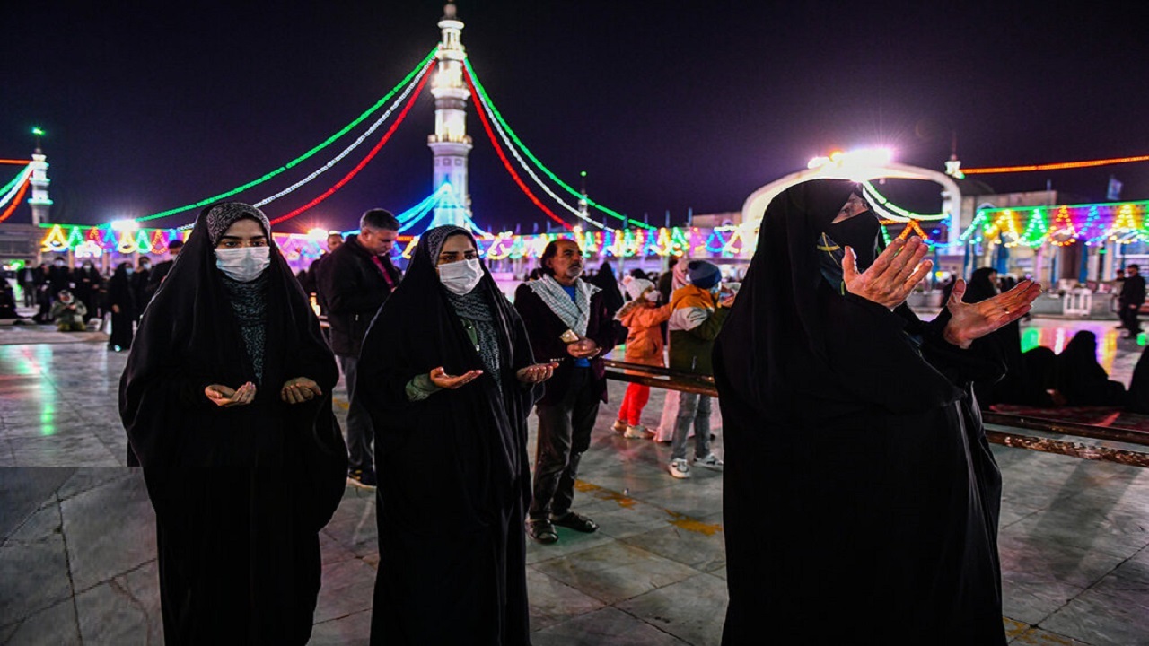 شکرگزاری خادمان مسجد جمکران در شامگاه نیمه شعبان