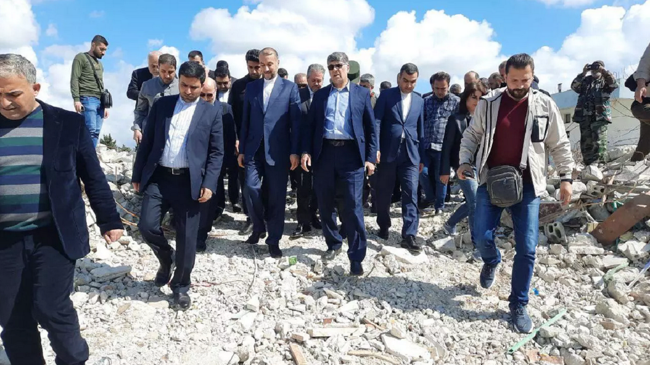 بازدید امیرعبداللهیان از اردوگاه زلزله زدگان در شهر لاذقیه