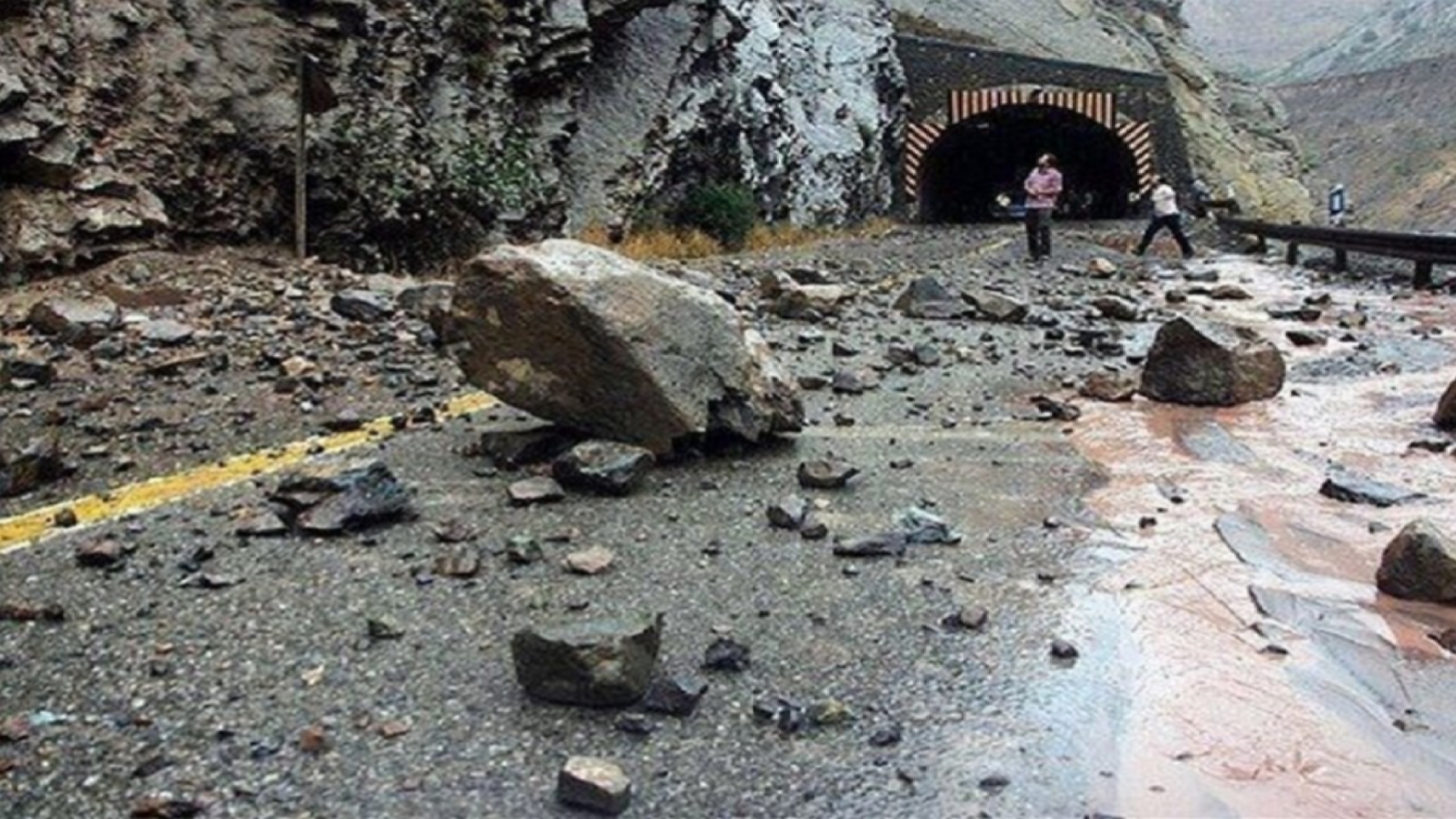ریزش سنگ در جاده چالوس + فیلم