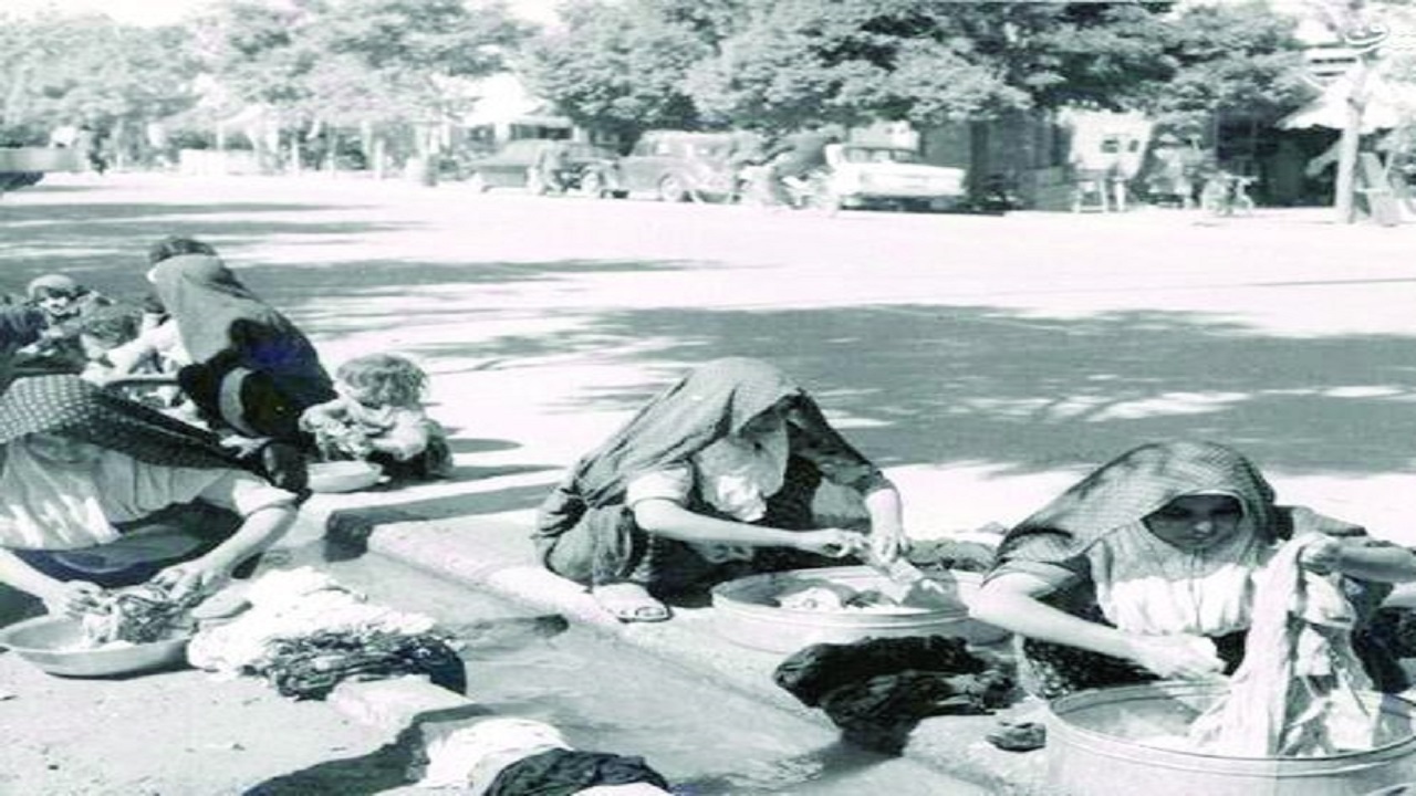 رختشویی زنان در کوچه و خیابان‌های تهران