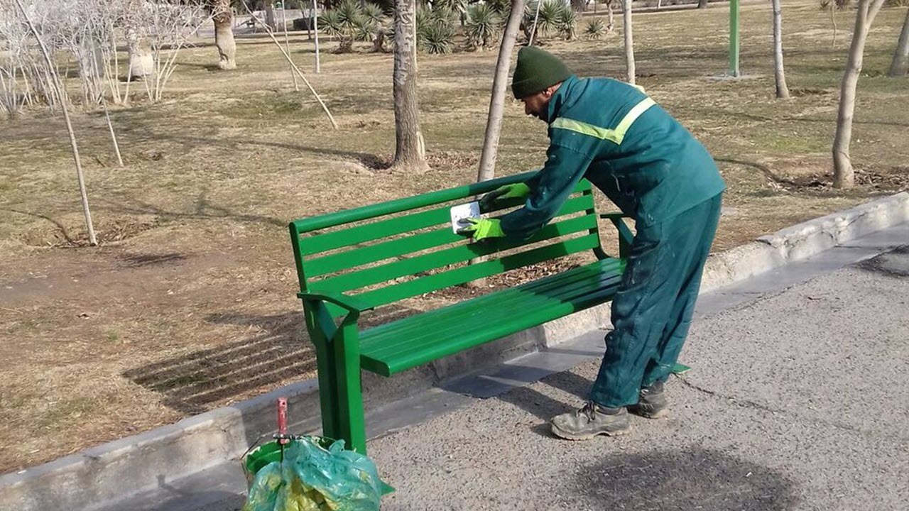 رنگ‌آمیزی مبلمان شهری به مناسبت نوروز ۱۴۰۲