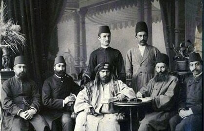 سید جمال&zwnj;الدین اسدآبادی وسط نشسته در کنار محمدحسین امین&zwnj;الضرب