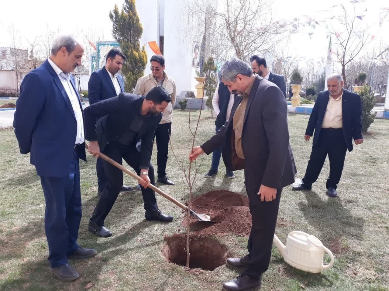 کاشت ۲۰ نهال به نیت شهدای محمودآباد نمونه