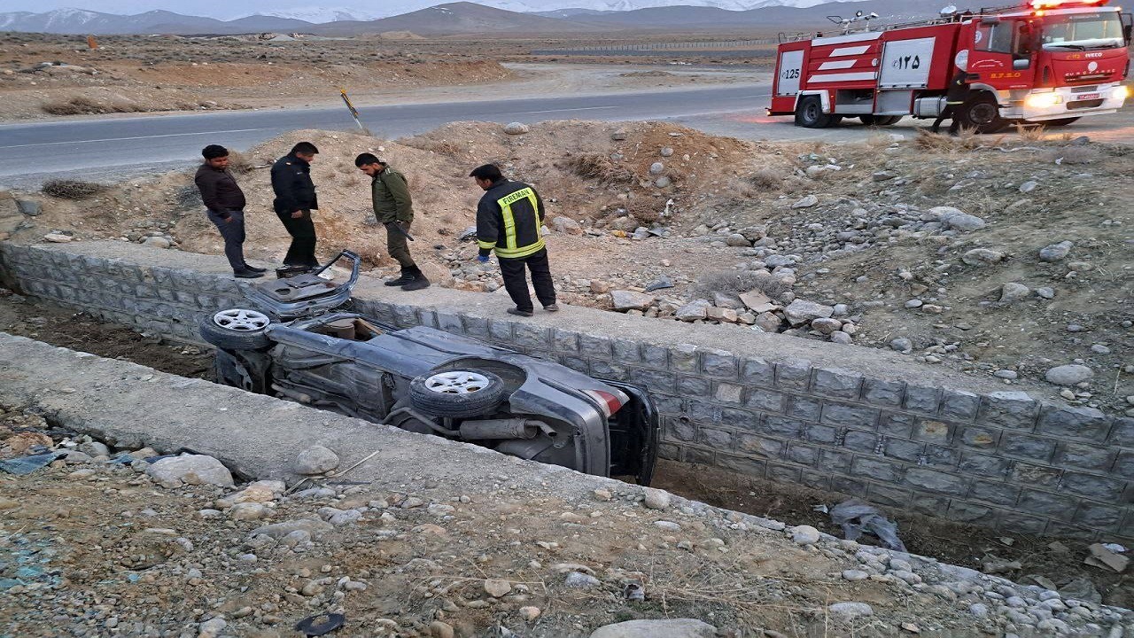 واژگونی خودروی سمند در محور بروجن به اصفهان