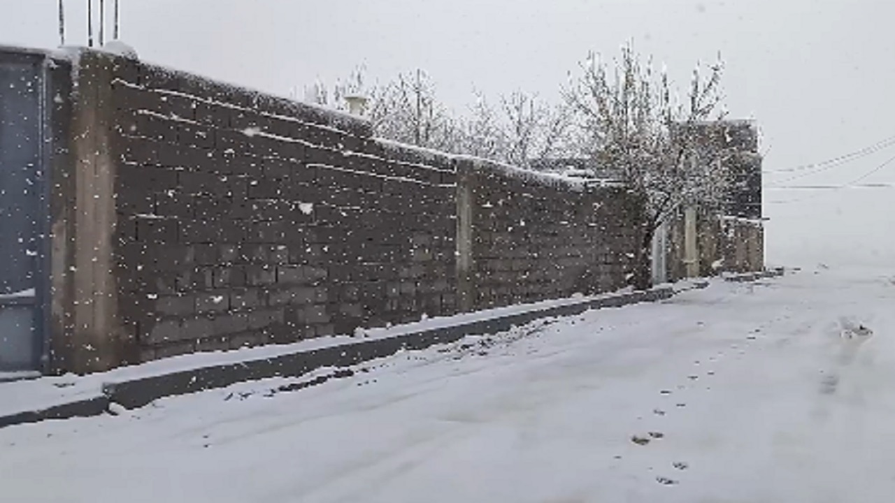 بارش برف در روز‌های پایانی زمستان در کوهرنگ + فیلم