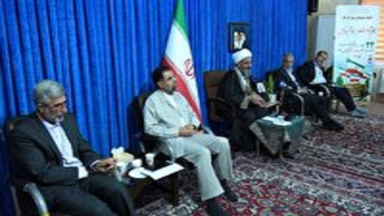 دیدار جمعی از خانواده شهدا با نماینده ولی فقیه در استان سمنان