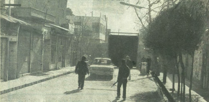 نمایی از در ورودی قلعه شهرنو در ماه های پس از پیرورزی انقلاب