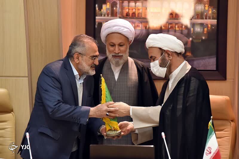 اهدای پرچم کنگرۀ جهانی محمد پیامبر رحمت(ص) به معاون پارلمانی رئیس‌جمهور