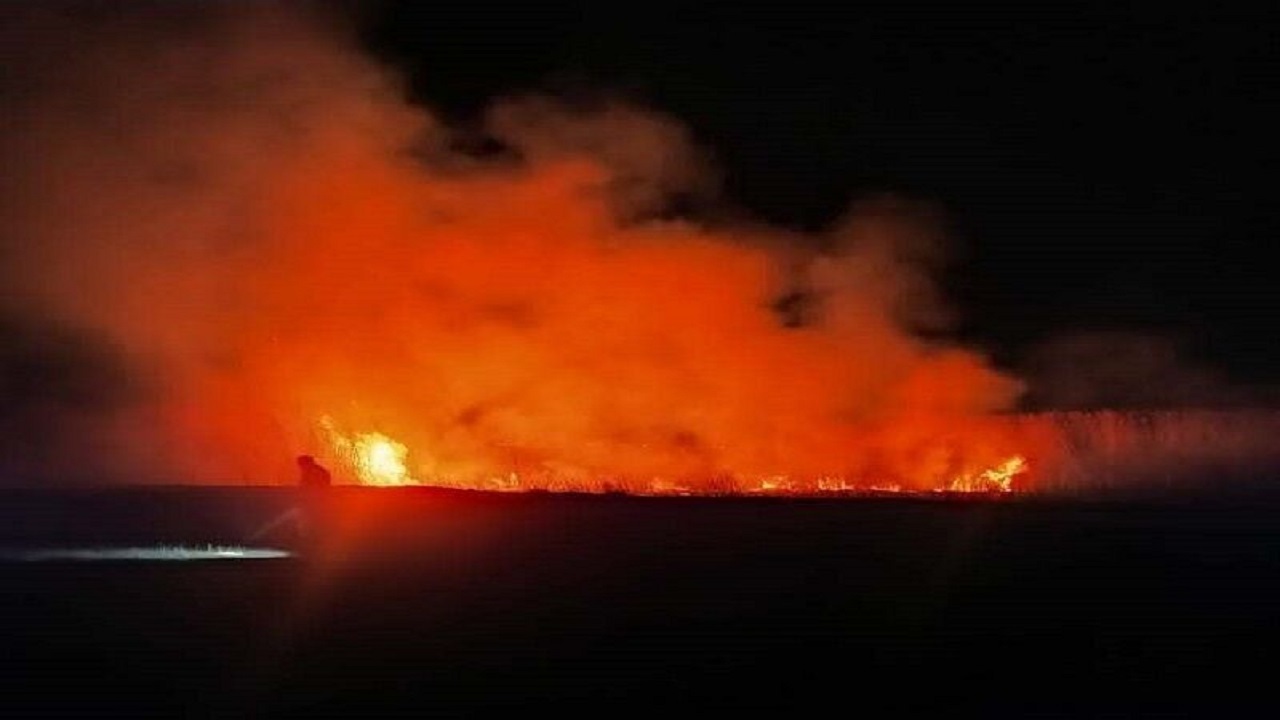 آتش‌سوزی نیزارهای زرینه‌رود میاندوآب مهار شد