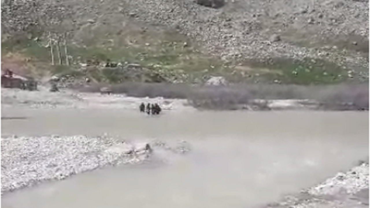 طغیان رودخانه راه ارتباطی ۱۰ روستای اندیکا را مسدود کرد