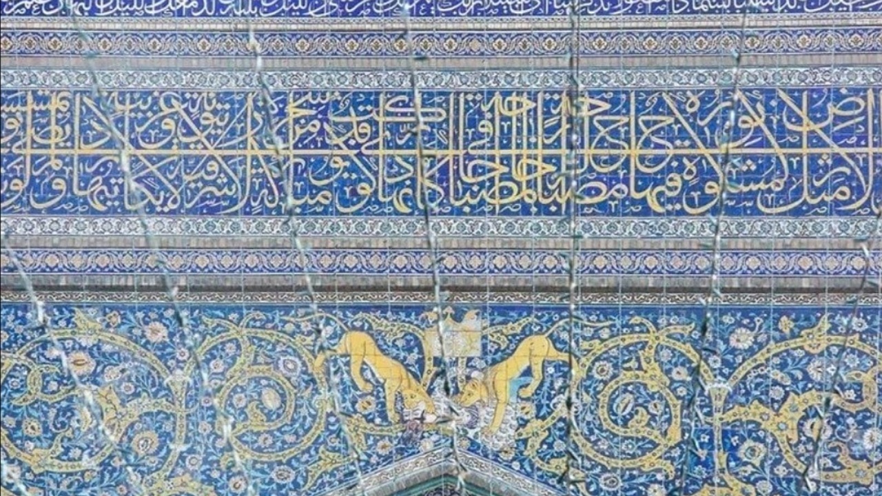 روایتی از خاص‌ترین کاشی تصویری حرم امام رضا(ع)/ ماجرای کمینِ دوشیر ‌چیست؟