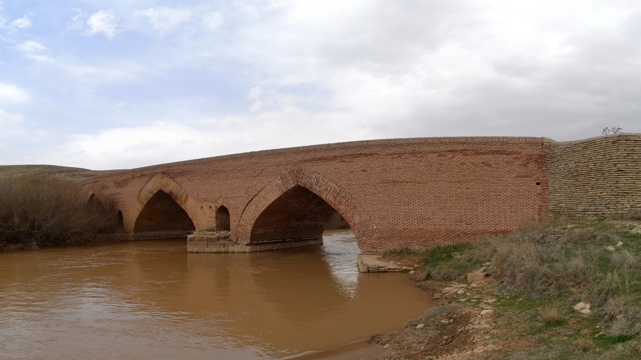 طغیان رودخانه پل تاریخی ساروق تکاب را تخریب کرد
