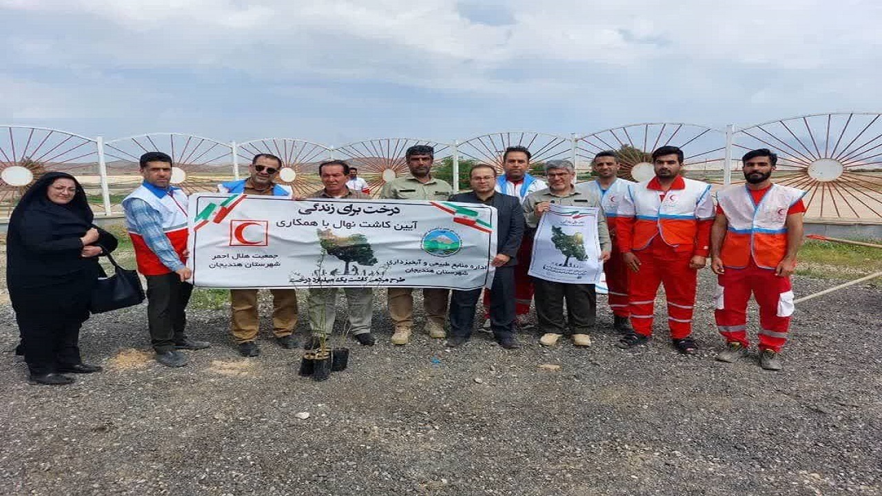 کاشت ۱۵۰ اصله کهور در صدمین سالگرد تاسیس هلال احمر هندیجان