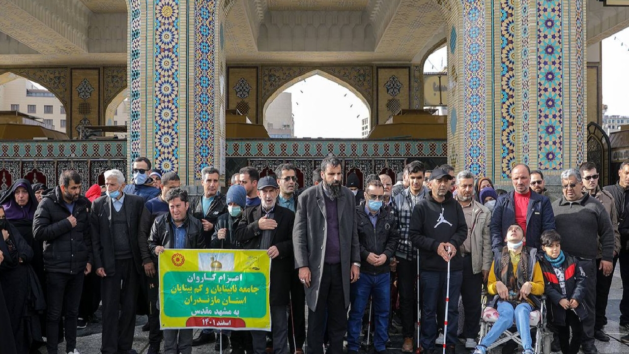 زیارتی با دیده دل و تمنای وجود/ تشرف زائران روشندل مازنی به مشهدِ حضرت رضا(ع)+ عکس
