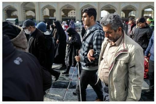 زیارتی با دیده دل و تمنای وجود/ تشرف زائران روشندل مازنی به مشهدِ حضرت رضا(ع)+ عکس