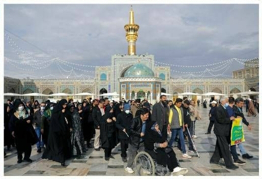 زیارتی با دیده دل و تمنای وجود/ تشرف زائران روشندل مازنی به مشهدِ حضرت رضا(ع)+ عکس