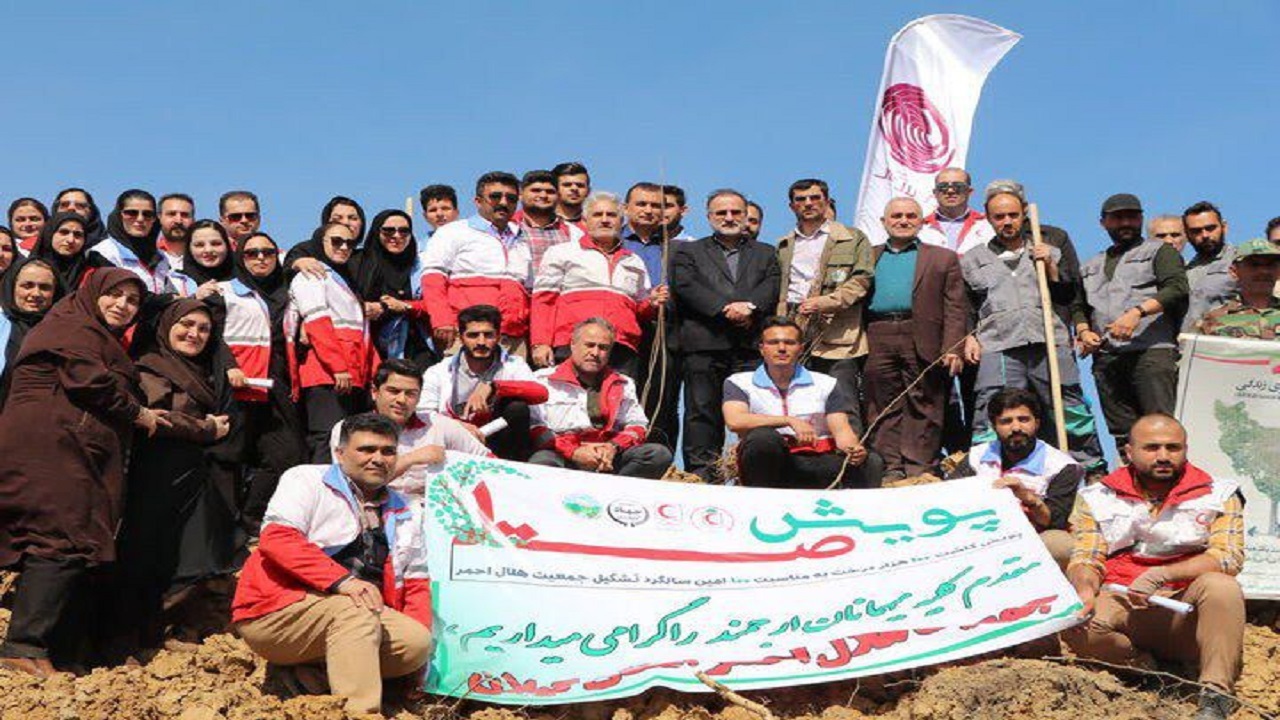 کاشت بیش از ۳ هزار نهال توسط امدادگران هلال احمر گیلان