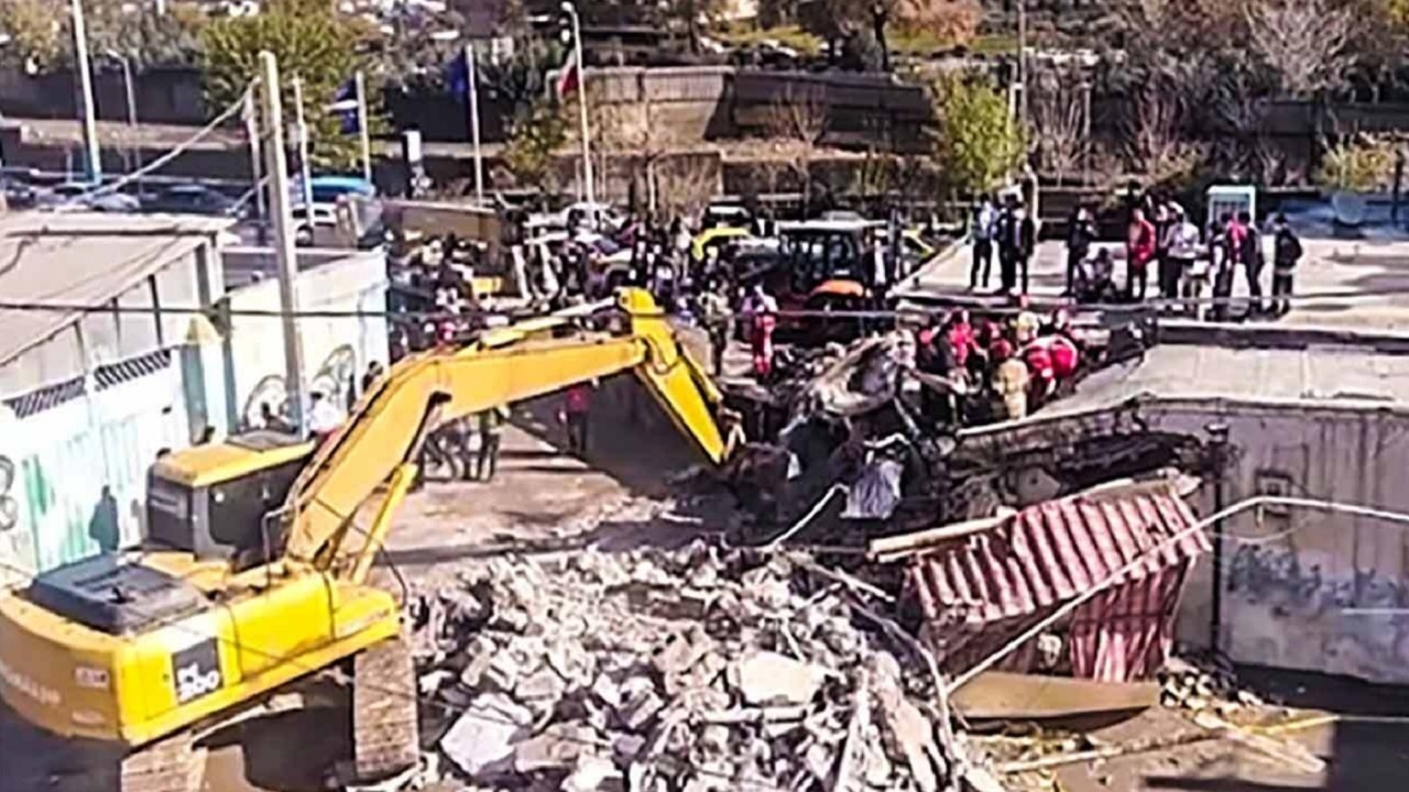 حادثه وحشتناک بریدن ترمز تریلی کشنده در پردیس + فیلم