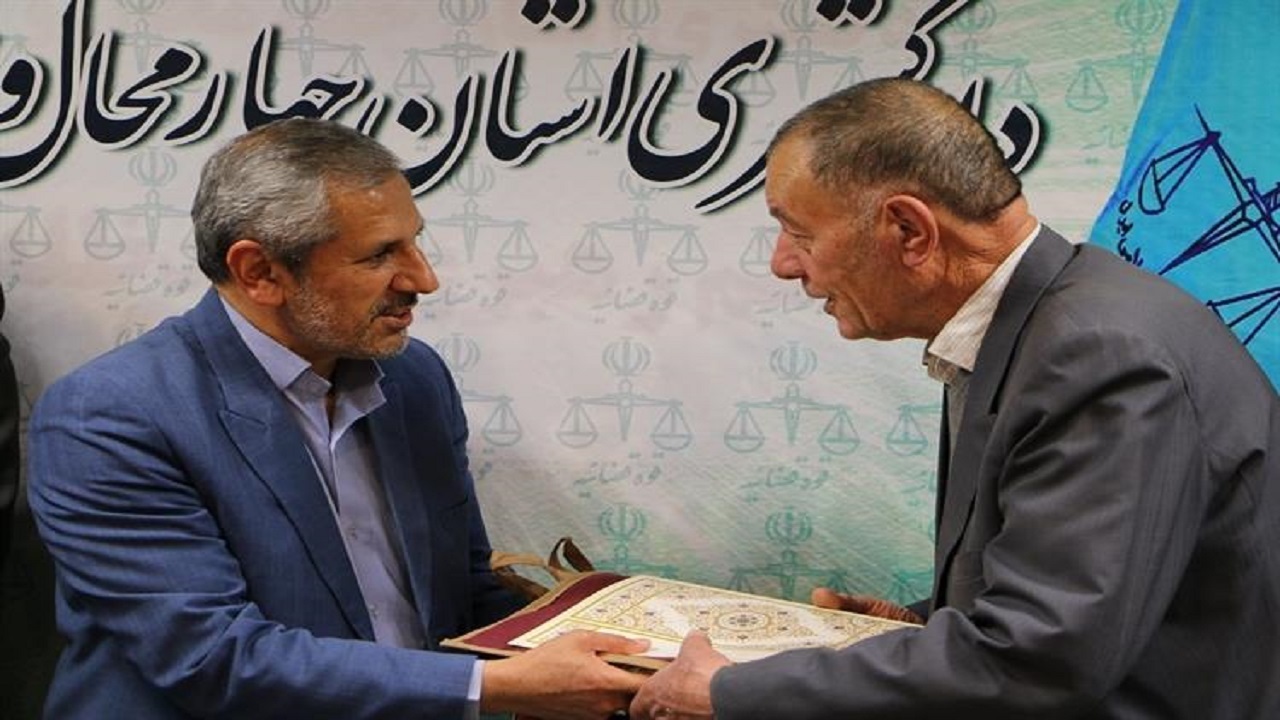از خیّران انجمن حمایت از زندانیان چهارمحال و بختیاری تجلیل شد