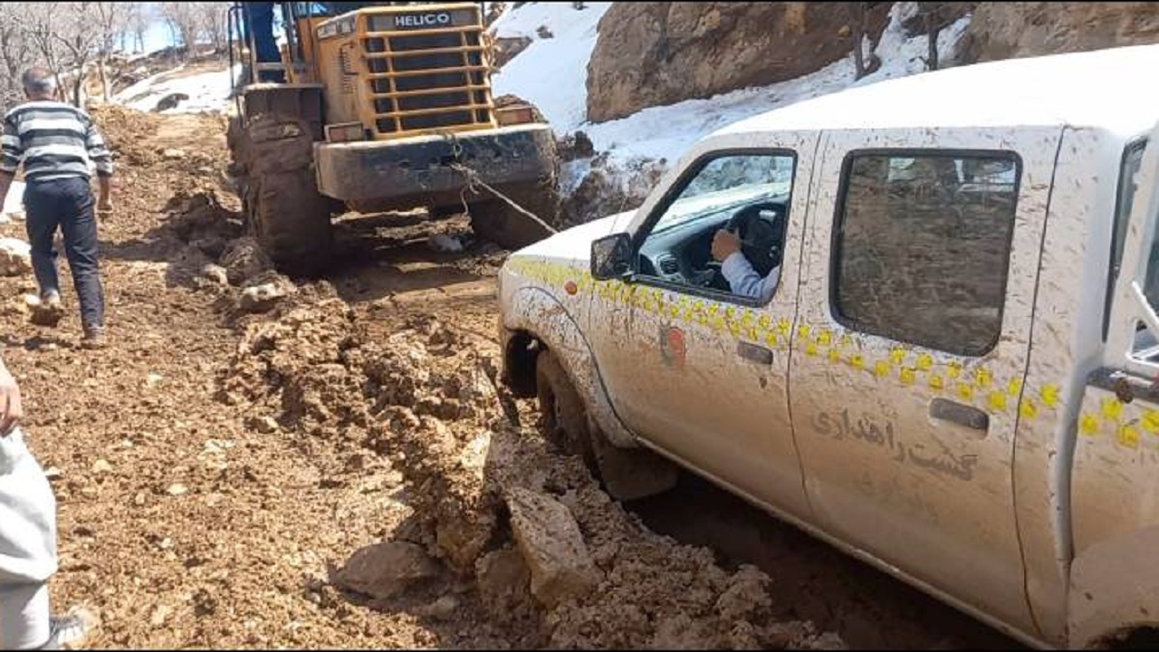 نجات ماشین راهداری در جاده روستای صالح کوتاه کوهرنگ+ فیلم