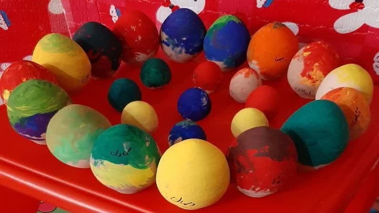 توزیع تخم مرغ‌های نوروزی بین کودکان قزوین