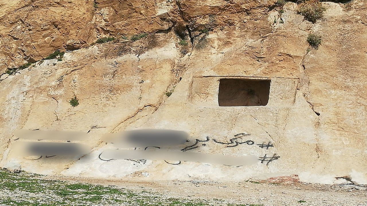 رنگ و روی استودان های تنگ زندان مرودشت با شعارنویسی نقاشی شد + تصاویر