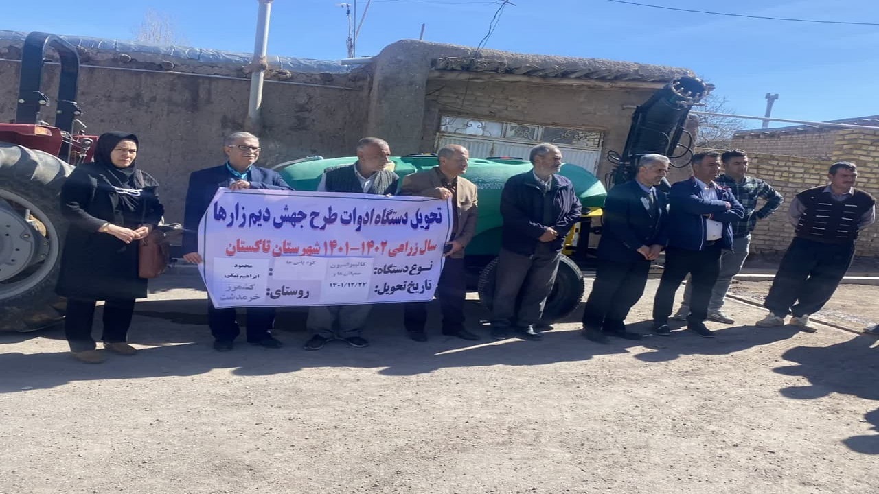 تحویل یک دستگاه سمپاش توربولاینر به کشاورز تاکستانی