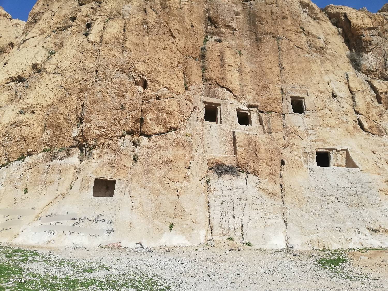 خدشه دار کردن استودان های تنگ زندان مرودشت