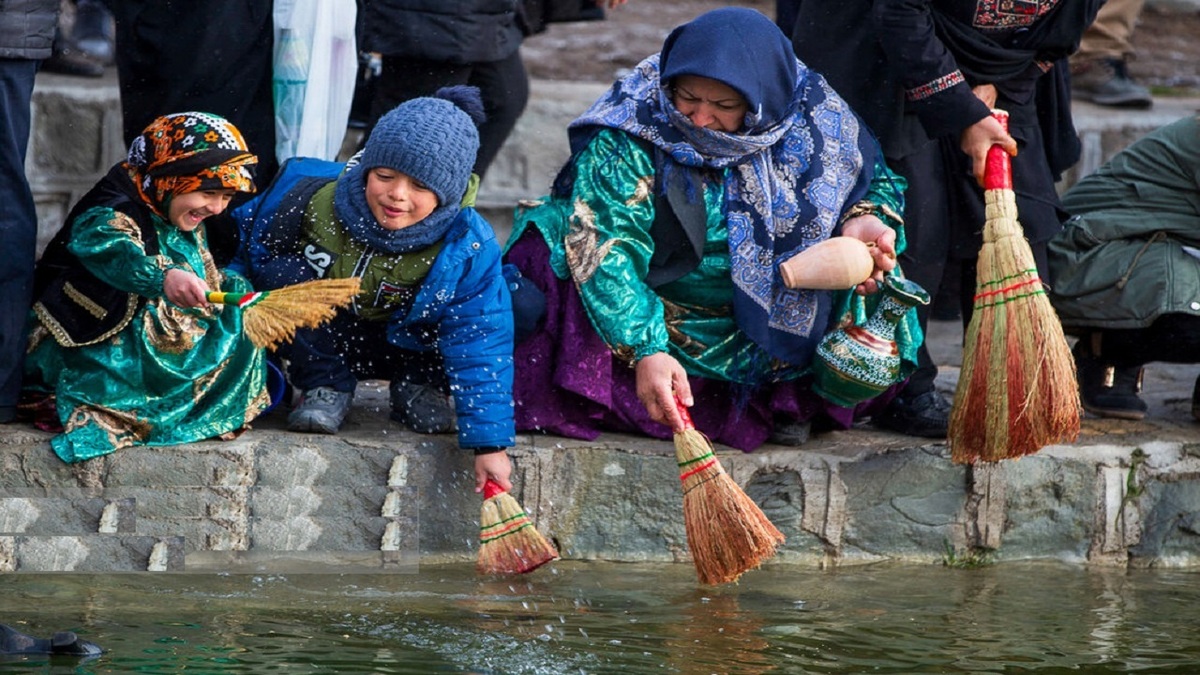 آیین سنتی چراغ بران در بام ایران