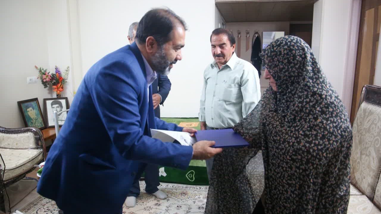 دیدار استاندار اصفهان با خانواده شهیدان جوانی