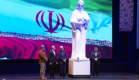 تندیس نظامی در مراسم روز بزرگداشت مقامحکیم نظامی