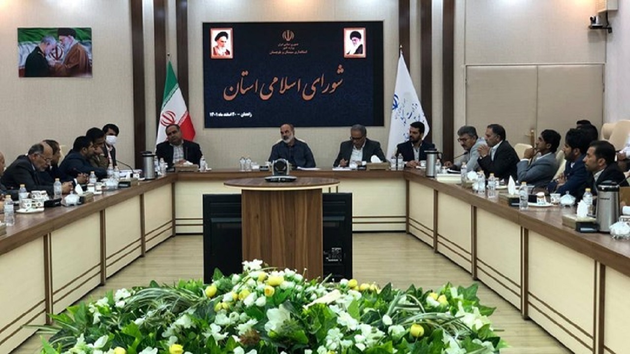 شوراهای اسلامی بر عملکرد شهرداران و دهیاران نظارت کنند
