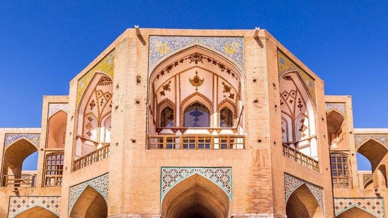 پیگیری حقوقی پرتاب ترقه در پل خواجو
