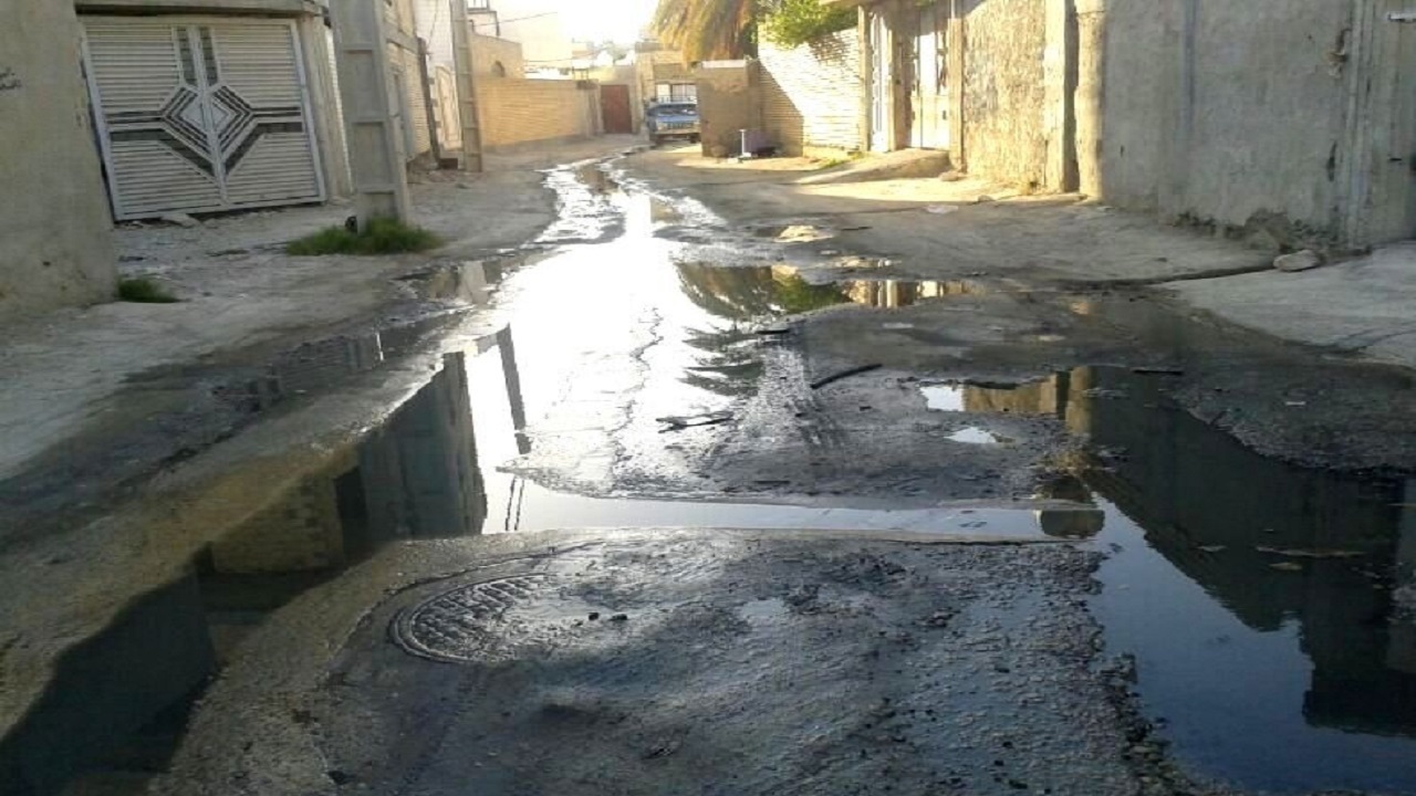 معضل ناتمام پس‌زدگی آب فاضلاب در مسکن مهر سجادیه کرمانشاه + فیلم