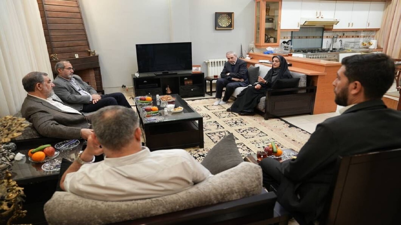 رضایی با خانواده شهید عباس بابایی دیدار کرد