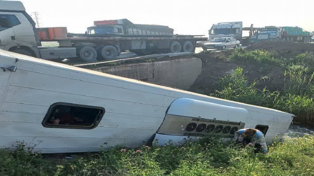 ۲۲ مصدوم حاصل واژگونی اتوبوس در محور شوش - اهواز
