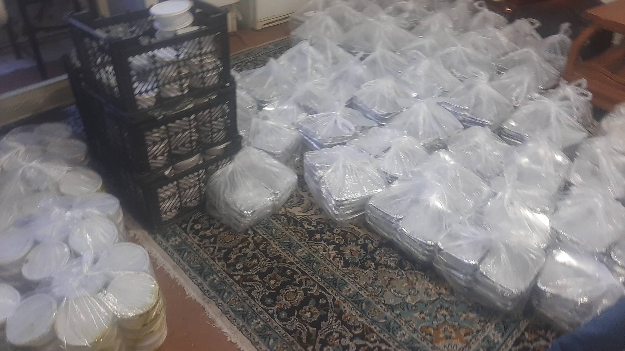 توزیع ۷۵۰ پرس غذای گرم به اهالی روستای قلعه چنعان + تصاویر