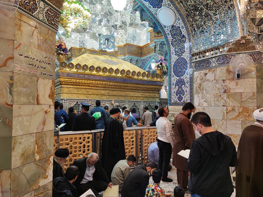 زائران در حرم حضرت معصومه زائران در حرم حضرت معصومه
