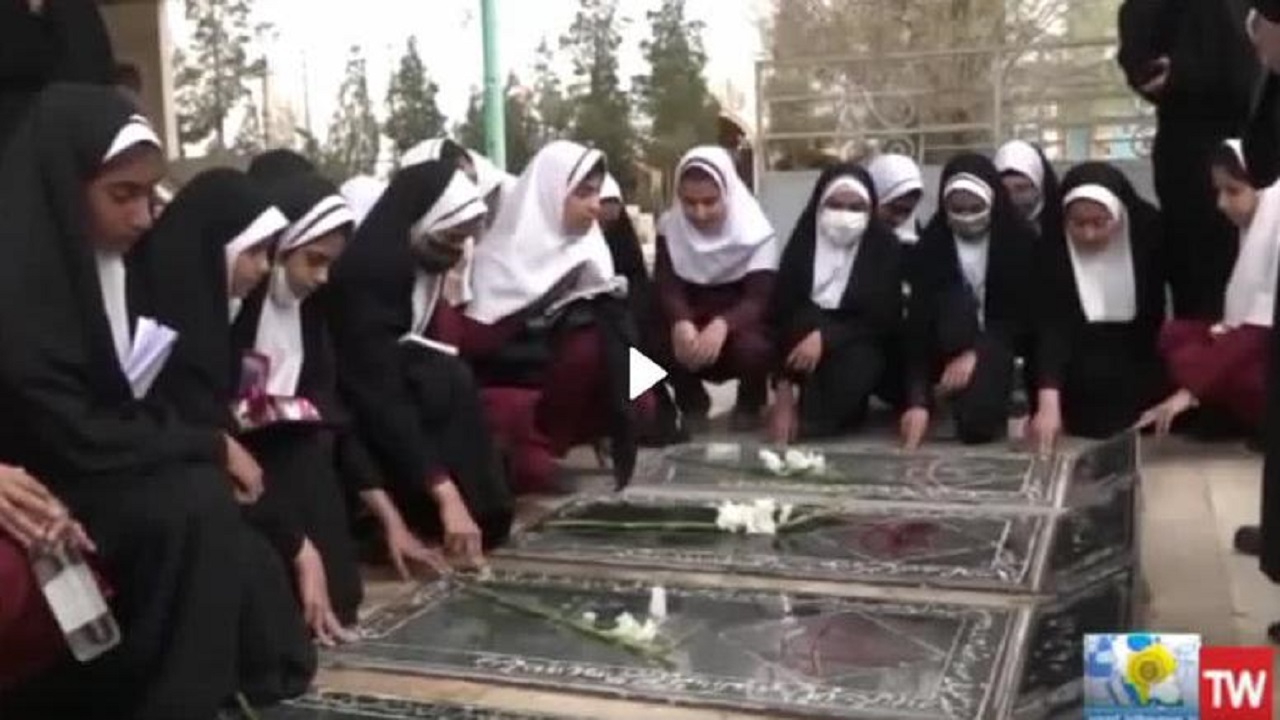 غبارروبی و عطر افشانی گلزار شهدا در یزد