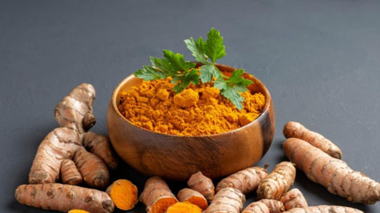 زردچوبه چگونه بر کلیه‌ها تأثیر می‌گذارد؟