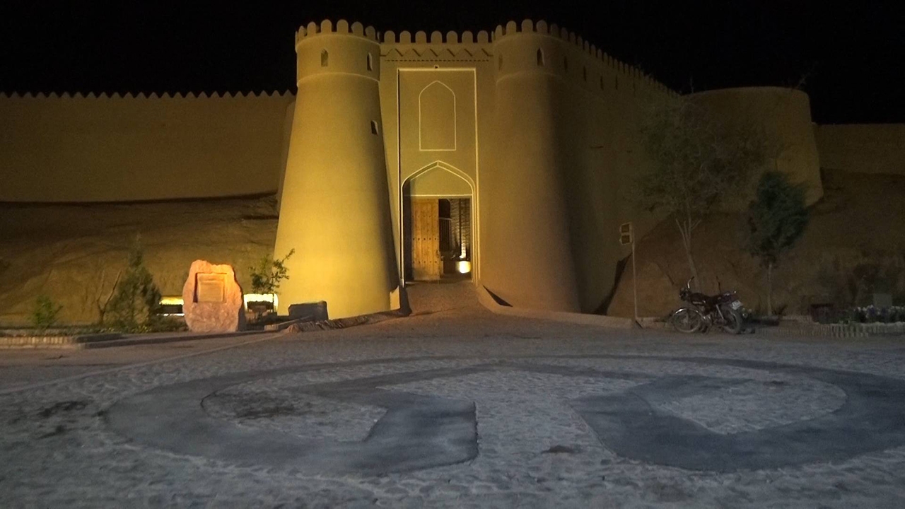 مرمت بیش از ۹۰ درصد ارگ بم/ درخشش بزرگ ترین بنای خشت گلی جهان در شب + تصاویر