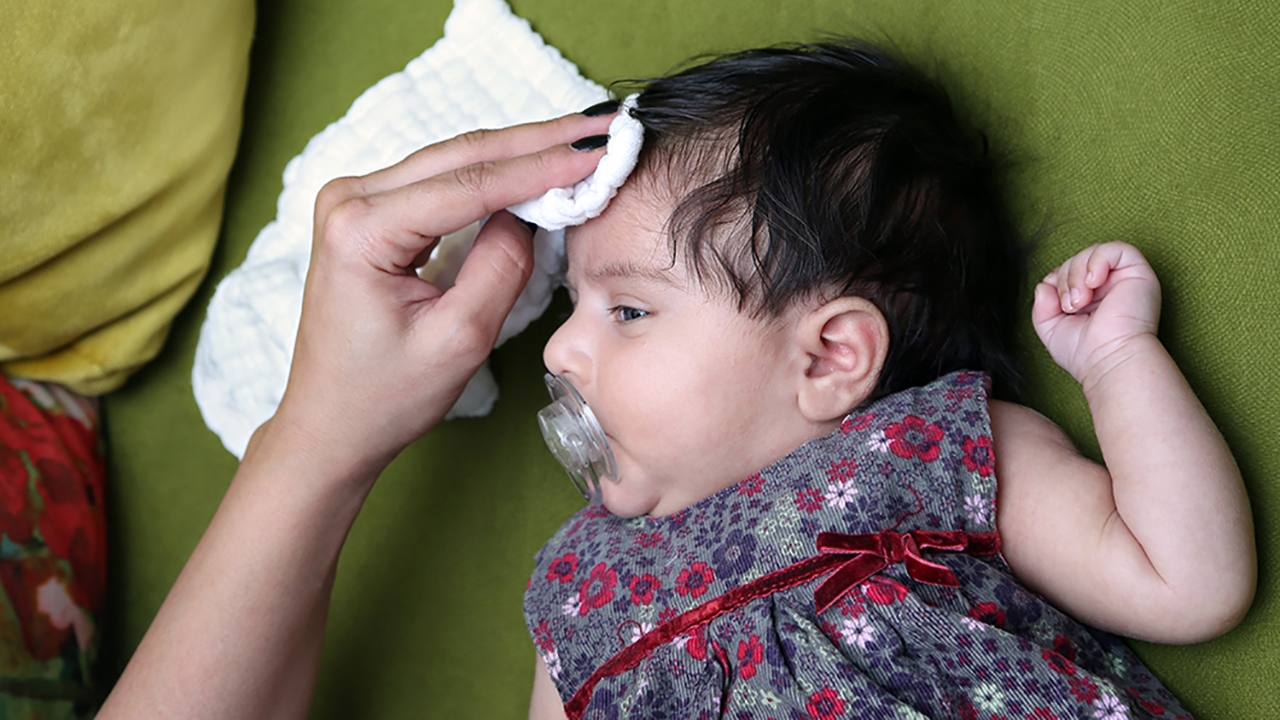 دلیل تعریق زیاد سر نوزادان + فیلم