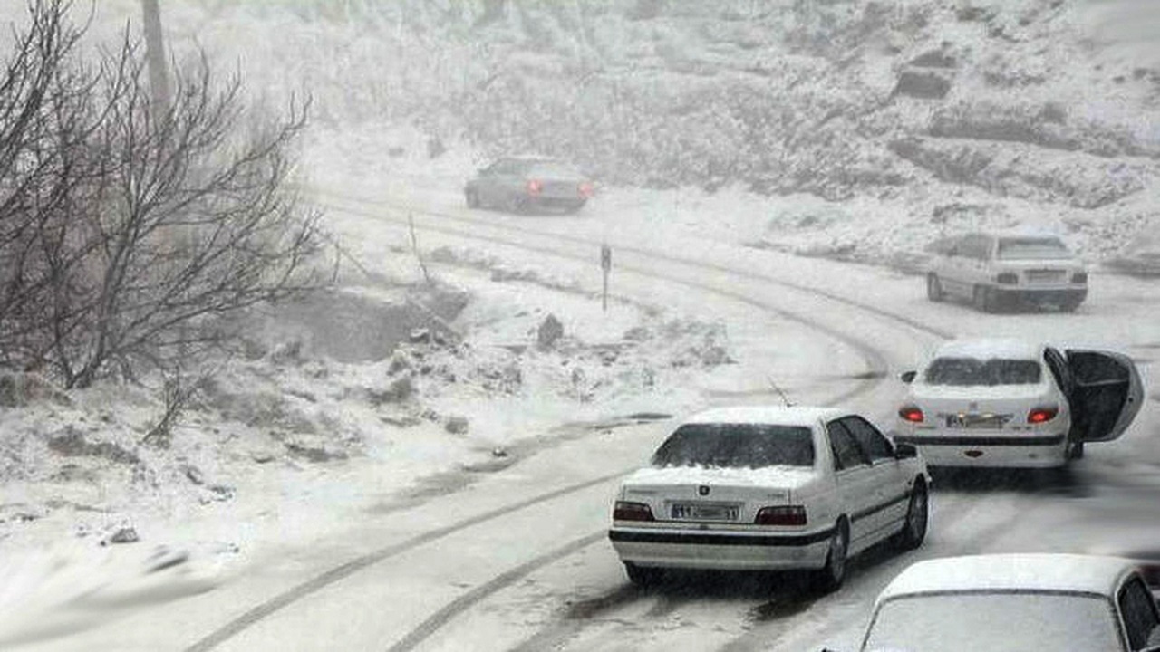 بارش برف و باران در محورهای شمالی کشور‌