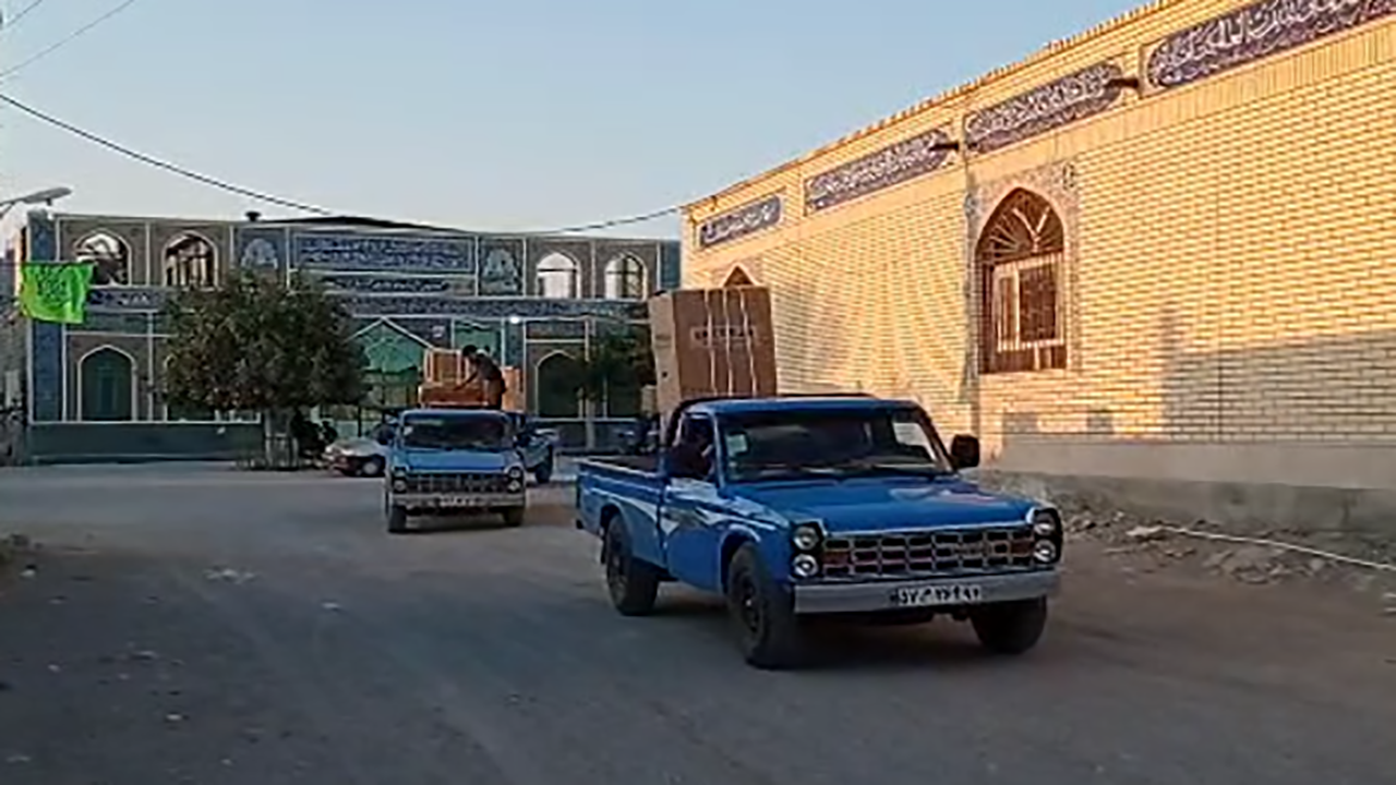 اهدای جهیزیه به زوج‌های جوان روستای نخل ابراهیمی میناب