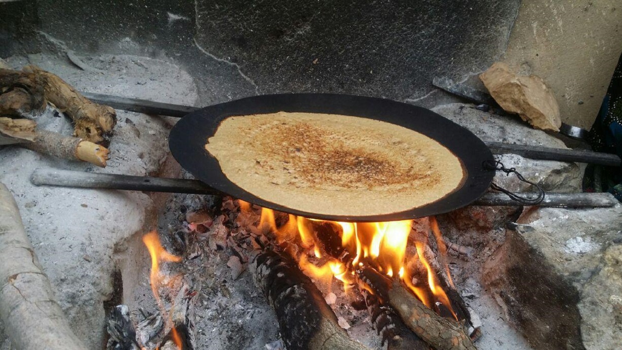 نحوه پخت نان محلی گزارشی از شهروندخبرنگار روستای ناریان + فیلم